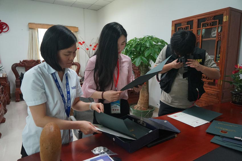 欄目組人員對蜜桃AV在线免费播放資質進行審核