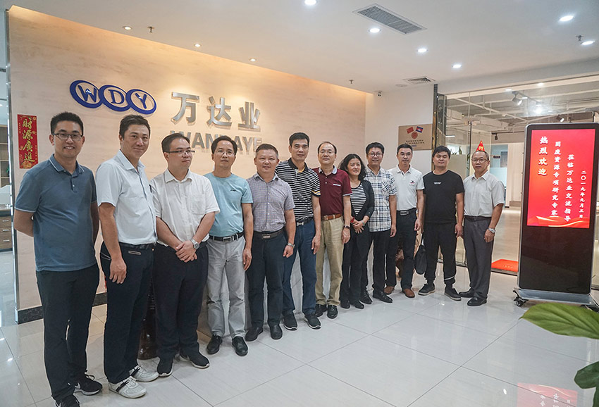 專家組在蜜桃AV在线免费播放總部合影留念